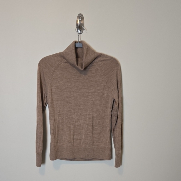 Banana Republic Camel/Tan 100% Merino Wool Turtle Neck Sweater Size Medium - Picture 1 of 10